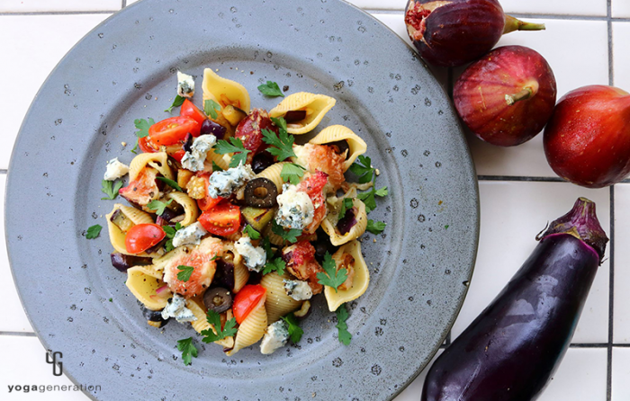 グレーの皿に乗ったイチジクとナス、ブルーチーズのパスタ・サラダ