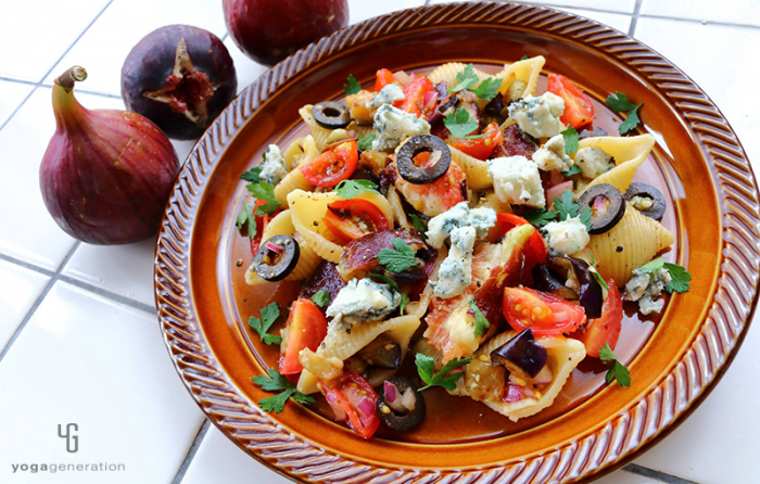 茶色の皿に乗ったイチジクとナス、ブルーチーズのパスタ・サラダ