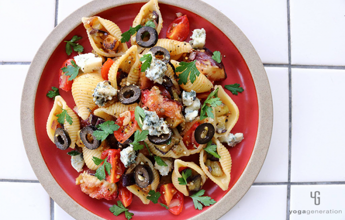 赤い皿に乗ったイチジクとナス、ブルーチーズのパスタ・サラダ