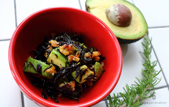 赤い器に盛り付けた芽ヒジキとアボカドのガーリック・サラダ