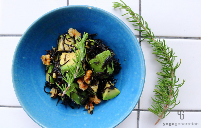 ターコイズの器に盛り付けた芽ヒジキとアボカドのガーリック・サラダ