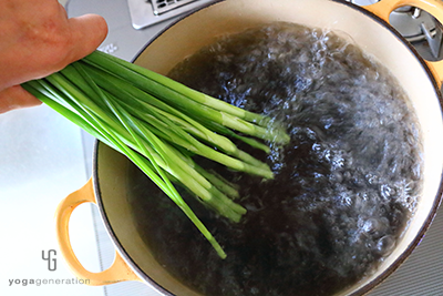 ニラを根元からさっと茹でる