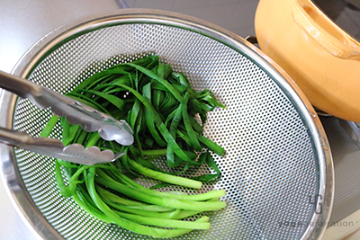ニラの粗熱を取る