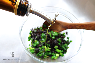 ニラとヒジキを醤油とオリーブオイルであえる