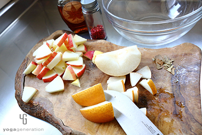 リンゴとナシをスライスする