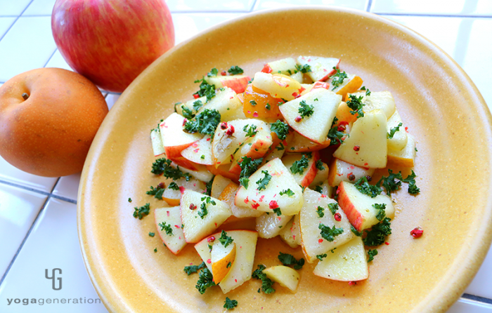 黄色の皿に盛り付けたリンゴとナシの爽やかマリネサラダ