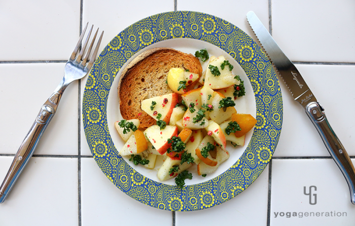 パンと盛り付けたリンゴとナシの爽やかマリネサラダ