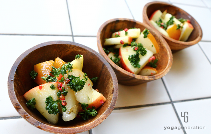 木の器に盛り付けたリンゴとナシの爽やかマリネサラダ