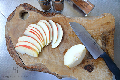 リンゴとナシを切る