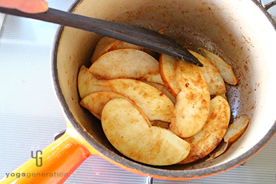 厚手の鍋でリンゴとナシに火を通す