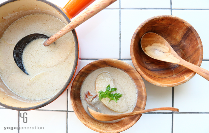木の器に入ったココナッツミルク・スープ