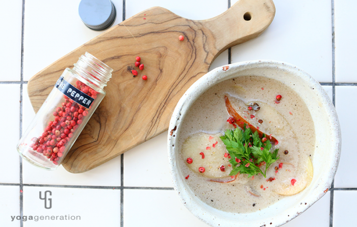 白い器に入ったココナッツミルク・スープ