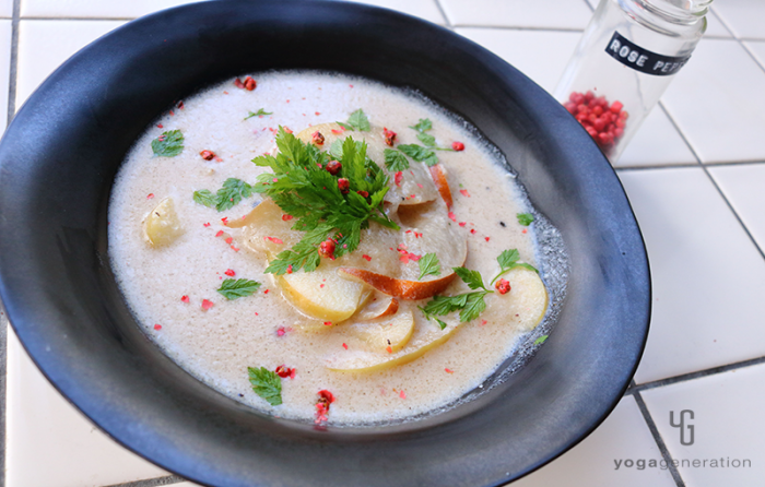 黒い器に入ったココナッツミルク・スープ