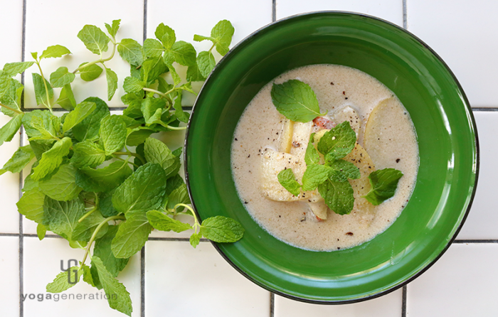 緑の器に入ったココナッツミルク・スープ