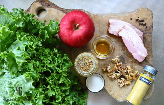 木製カットボードの上の材料