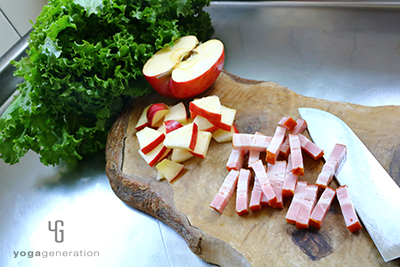 リンゴとベーコンを切る