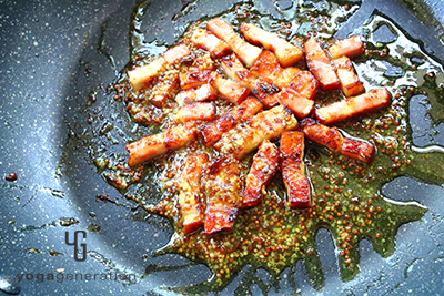 ベーコンを炒めて調味料で味を調える