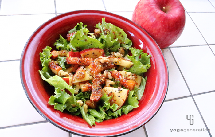 赤い器に入ったリンゴとベーコンのサラダ