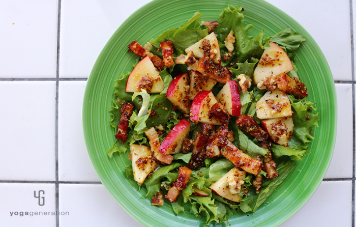 緑色の器に入ったリンゴとベーコンのサラダ