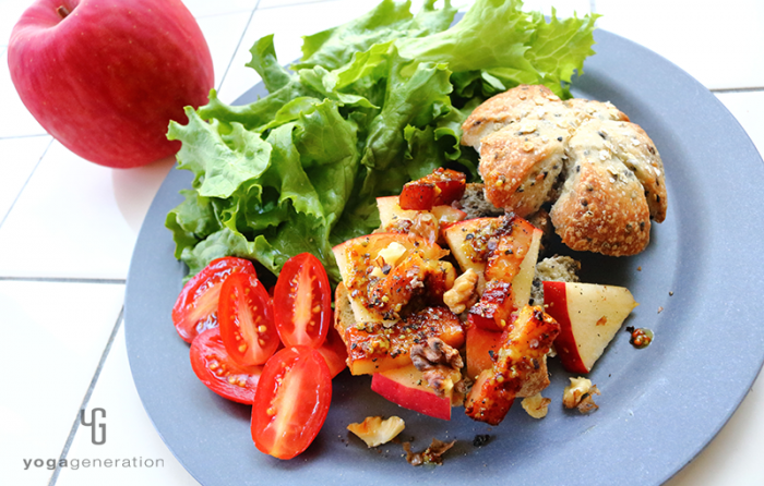 パンを添えたリンゴとベーコンのサラダ