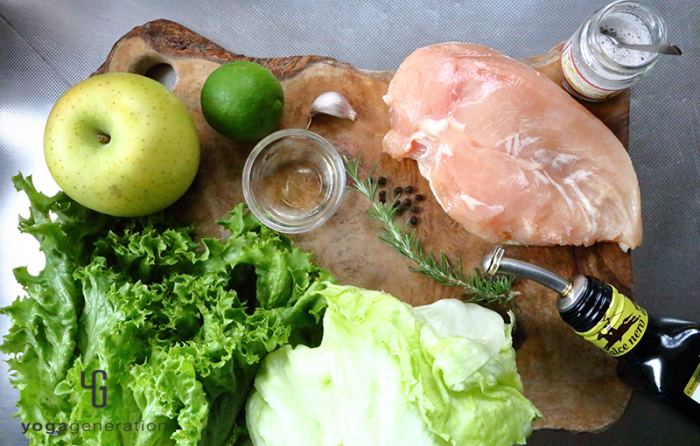 木製カットボードの上の材料