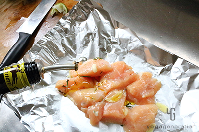 鶏肉をカットしオリーブオイルをかける