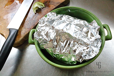 鶏肉をアルミホイルで包み耐熱皿に乗せる