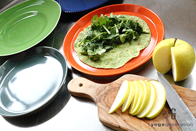 グリーンリーフと青リンゴを切る