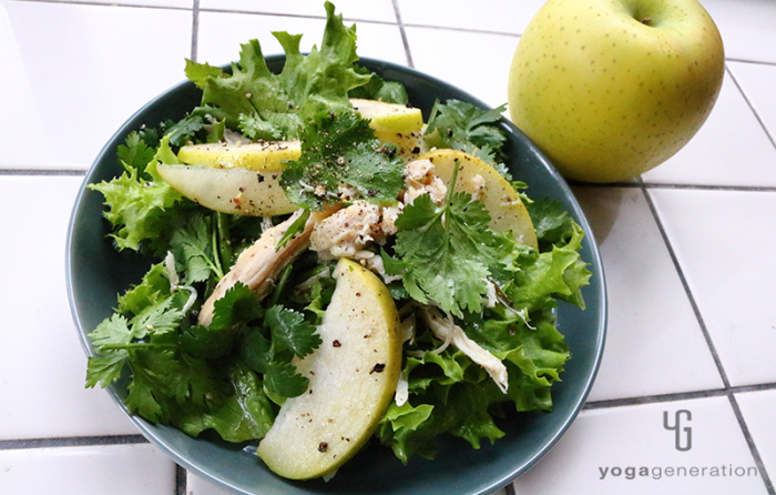 ブルーグレーの皿に盛った青リンゴとハーブチキンのサラダ