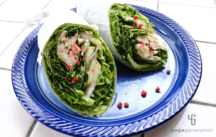 トルティーヤで巻いた青リンゴとハーブチキンのサラダ