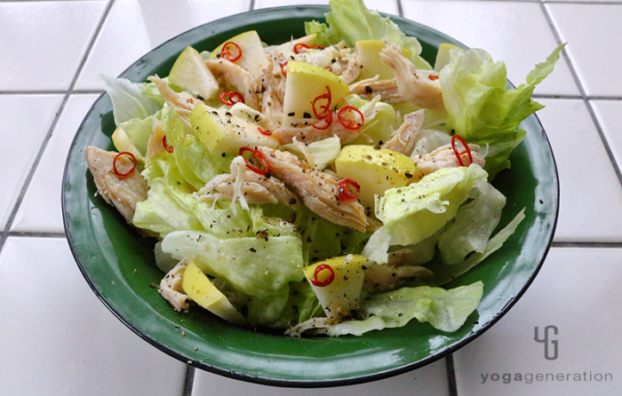 シャキシャキレタスの青リンゴとハーブチキンのサラダ