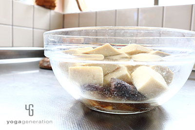 高野豆腐と干し椎茸を水で戻す