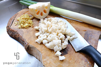 レンコン、ショウガ、長ネギを刻む