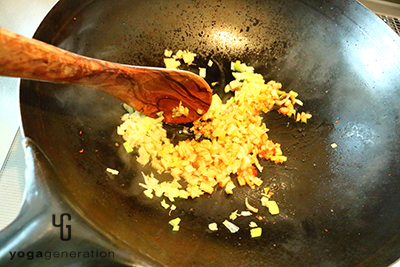 ショウガと長ネギを弱火で炒める
