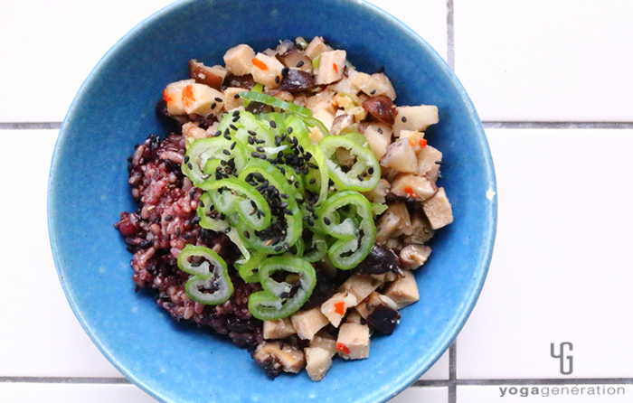 ターコイズの器に盛り付けたレンコンと高野豆腐のピリ辛味噌炒め