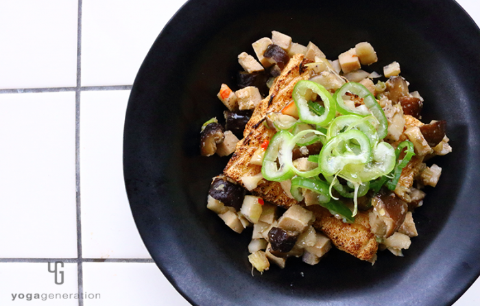 黒い器に盛り付けたレンコンと高野豆腐のピリ辛味噌炒め