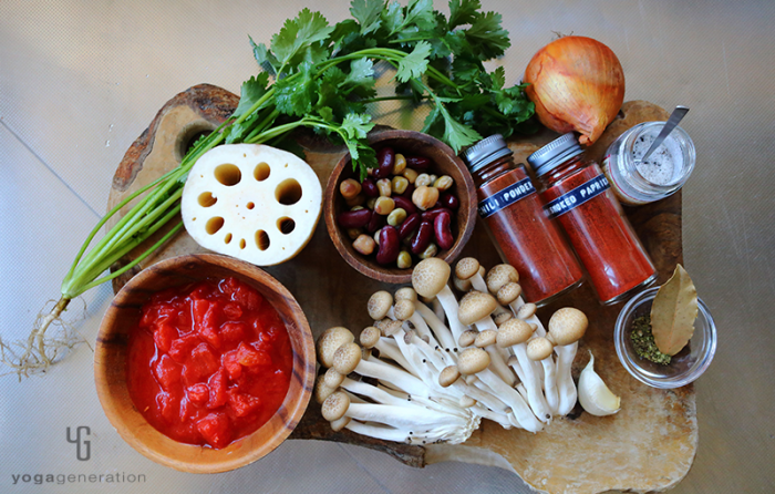 木製カットボードの上の材料