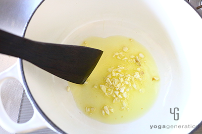 ニンニクをオリーブオイルで炒める