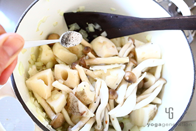 ニンニクの香りがたってきたら野菜を入れ味を調える