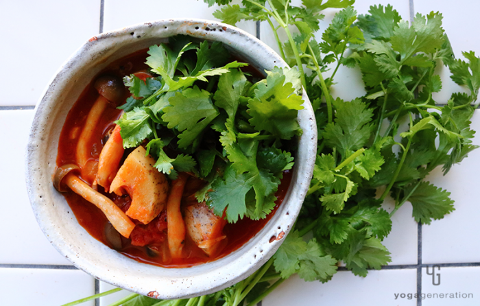 陶器の器に入れたメキシカン・チリ・スープ