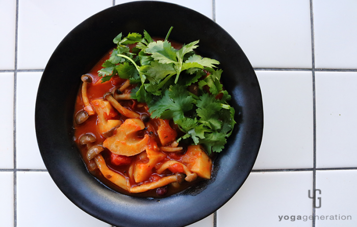 黒い器に入れたメキシカン・チリ・スープ