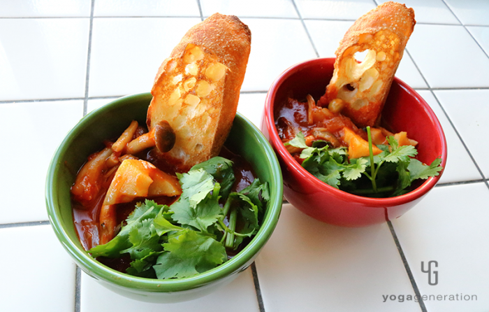 赤と緑の器に入れたメキシカン・チリ・スープ