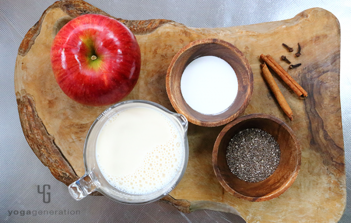 木製カットボードの上の材料