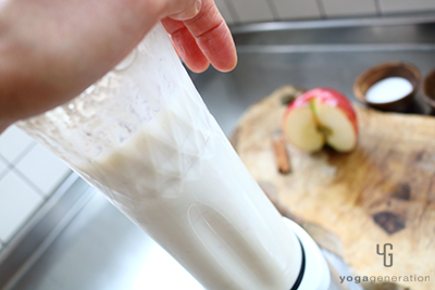 リンゴと豆乳をミキサーにかける