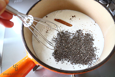 リンゴと豆乳のミックスにチアシードをまぜて火にかける