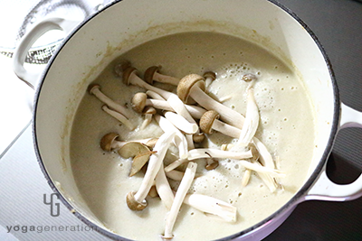 鍋にローリエとシメジを加える