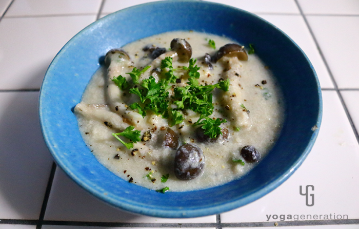 ターコイズの器に入ったキノコスープ