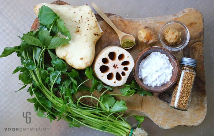 木製カットボードの上の材料