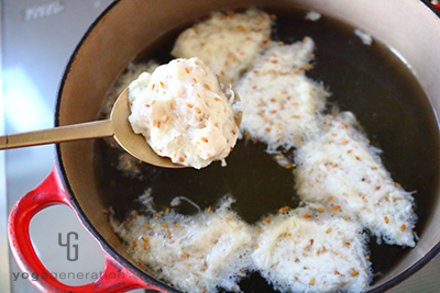 スプーンでタネをスープに落としていく