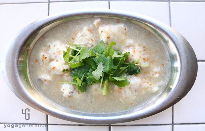 シルバーの器に入った山芋とレンコン団子の柚子胡椒スープ